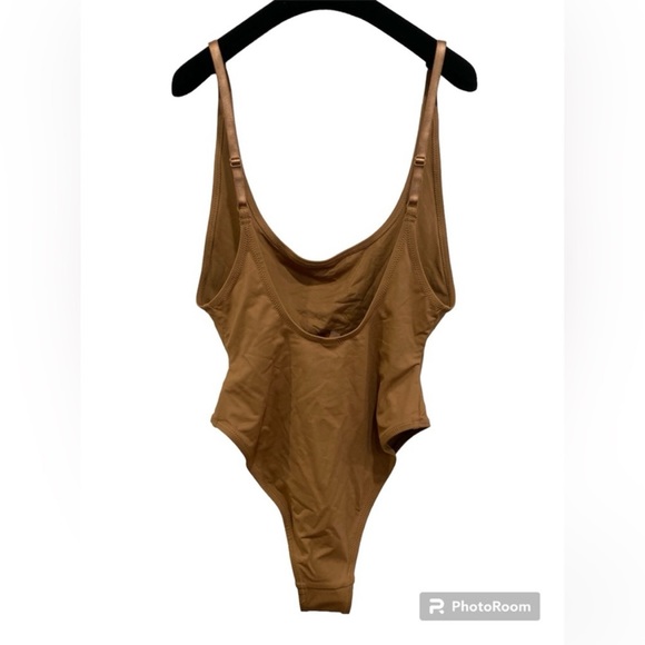 Skims Signature Swim Scoop Neck One Piece - Picture 4 of 5